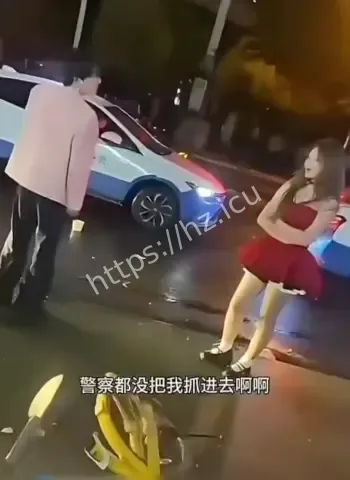 情侣街头吵架互撕黑料