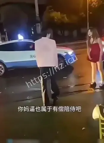 情侣街头吵架互撕