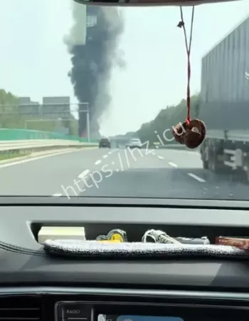 现场黑烟直冲云霄