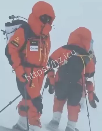 登山队遭遇暴风雪