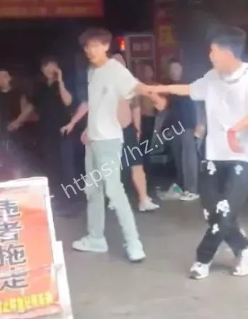 精神小伙持刀砍人